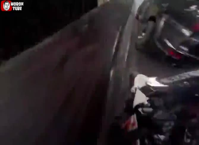 Video :A motorcyclist who lacks the skill to slalom between vehicles